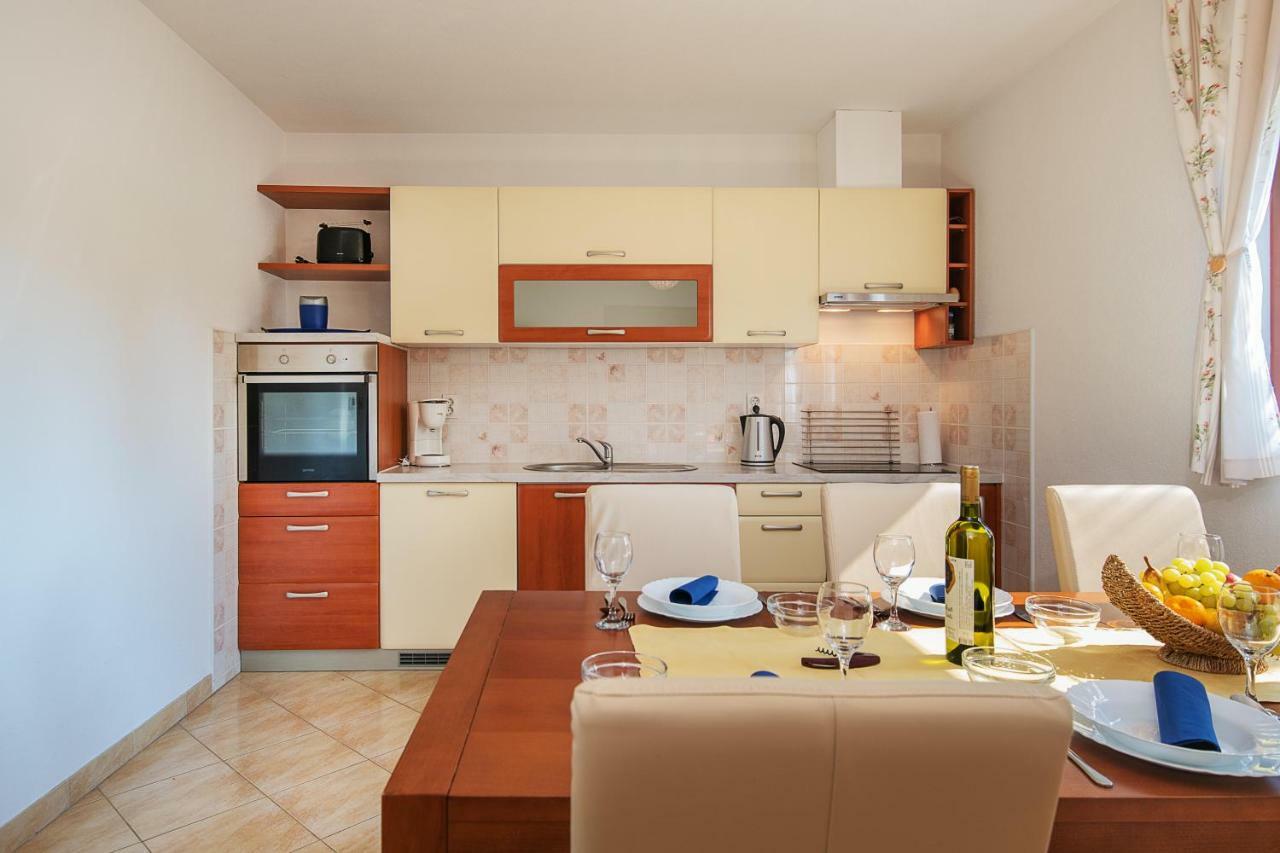 Ferienhaus Joy Ližnjan Exteriör bild