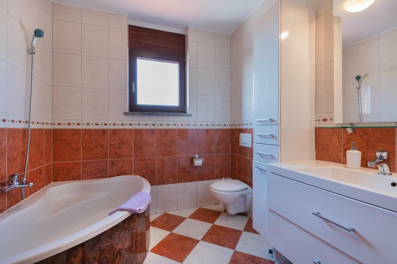 Ferienhaus Joy Ližnjan Exteriör bild